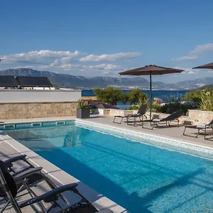 Luxury Poolside , Slatine Kroatien